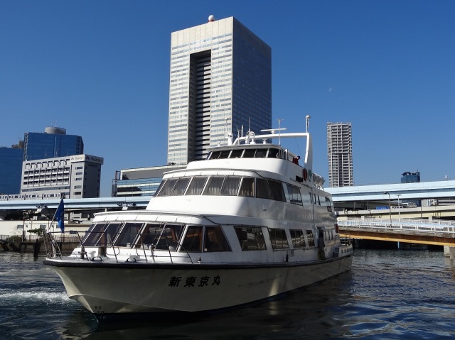 東京港を見学する船のイメージ